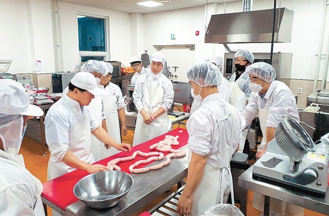 일학습병행 참여기업인 ㈜케이프라이드에서 기업현장교사가 학습근로자들을 지도하고 있다. 한국산업인력공단 제공