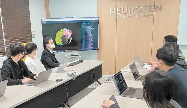 뉴로젠 연구원들이 알츠하이머병 예측 인공지능(AI) 개발을 위해 3차원 뇌 영상을 두고 회의하고 있다. 뉴로젠은 한국인 ‘뇌 표준지도’를 만들어 연구개발에 적용 중이다. 뉴로젠 제공