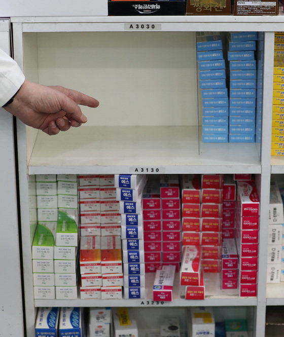 신종 코로나바이러스 감염증(코로나19) 환자 급증으로 인해 약국에서는 ‘코로나 상비약’으로 알려진 해열제와 종합감기약이 품귀현상을 보이고 있다.  2022.3.23/뉴스1 © News1