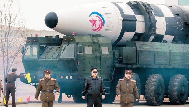 북한 김정은 국무위원장(가운데)이 24일 평양 순안비행장에서 신형 대륙간탄도미사일(ICBM) 화성-17형 시험발사에 앞서 현장을 참관하며 지도하고 있다. 노동신문 뉴스1