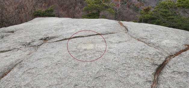 남양주시 불암산 애기봉 정상(빨간색 동그라미 부분은 정상석이 설치돼 있던 장소). © 뉴스1