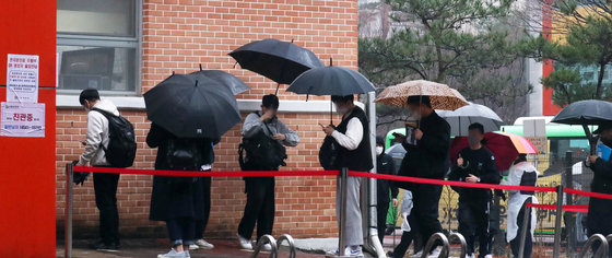 26일 서울 은평구 진관중학교에서 열린 2022년 1회 경찰공무원(순경) 필기시험을 보기위해 수험생들이 입실하고 있다. 총 1천851명을 선발할 예정인 가운데 3만4천901명이 응시해 경쟁률이 18.9 대 1을 기록했다. 이번 순경 공채로 남자 1천336명, 여자 386명, 101단 65명을 뽑는다. 전·의경 경력 채용 인원은 64명이다. 2022.3.26/뉴스1 © News1