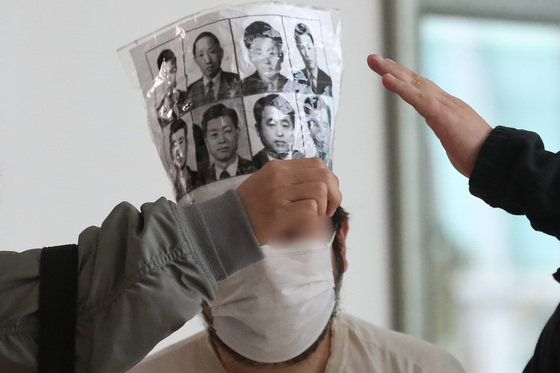 지난 24일 대구 달성군 유가읍 사저 앞에서 대국민 메시지를 발표하던 박근혜 전 대통령을 향해 소주병을 던진 40대 남성 A씨가 26일 오전 구속 전 피의자 심문(영장실질심사)을 받기 위해 대구지법 서부지원에 들어서고 있다. 2022.3.26/뉴스1 © News1