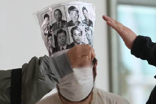 지난 24일 대구 달성군 유가읍 사저 앞에서 대국민 메시지를 발표하던 박근혜 전 대통령을 향해 소주병을 던진 40대 남성 A씨가 26일 오전 구속 전 피의자 심문(영장실질심사)을 받기 위해 대구지법 서부지원에 들어서고 있다. 뉴스1