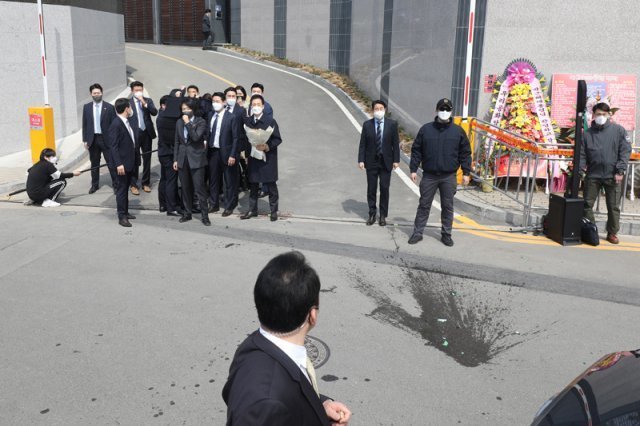 박근혜 전 대통령이 24일 오후 대구 달성군 유가읍 쌍계리 사저 앞에 도착해 차량에서 내려 대국민 메시지를 발표하는 도중 한 남성이 소주병 던지며 소동을 일으키자 경호원들이 박 전 대통령을 보호하기 위해 주변을 에워싸고 있다. 뉴스1