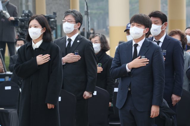 국민의힘 이준석 대표와 더불어민주당 박지현 비상대책위원장, 유승민 의원 등이 25일 오전 국립대전현충원에서 열린 제7회 서해수호의 날 기념식에서 참석해 국기에 경례하고 있다. 사진공동취재단