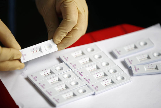 25일 오전 광주 북구 신종 코로나바이러스 감염증(코로나19) 신속항원검사소에서 보건소 의료진이 자가진단키트 결과를 확인하고 있다.(광주 북구 제공)2022.3.25/뉴스1 © News1