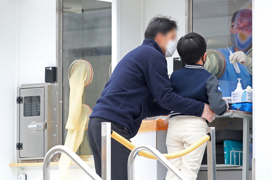 25일 오후 경기 고양시 일산 서구 현충공원 내에 마련된 차량형 코로나19 임시선별검사소에서 검사가 진행되고 있다. 뉴스1