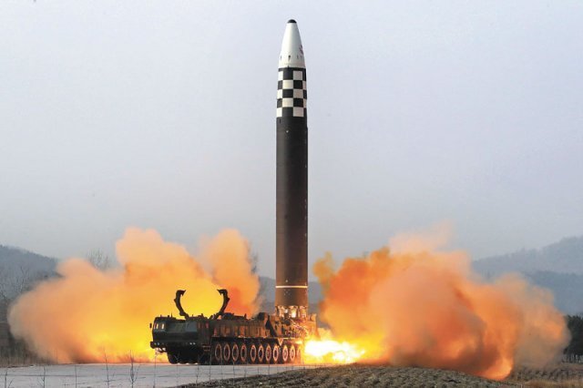 신형 대륙간탄도미사일(ICBM)인 화성-17형이 24일 평양 순안비행장의 이동식발사차량(TEL)에서 발사되고 있다. 노동신문 뉴스1