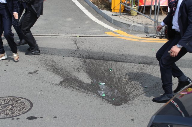 박근혜 전 대통령이 24일 오후 대구 달성군 유가읍 쌍계리 사저 앞에 도착해 차량에서 내려 대국민 메시지를 발표하는 도중 한 남성이 소주병 던지며 소동을 일으키자 경호원들이 박 전 대통령을 보호하기 위해 뛰어들고 있다. 뉴스1