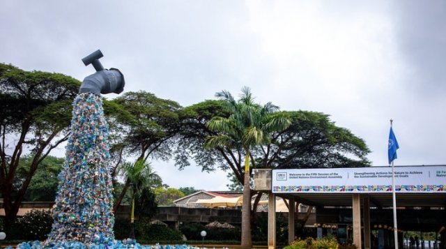 케냐 나이로비 유엔환경총회장 앞에 설치된 조형물. 수도꼭지를 열면 플라스틱들이 쏟아져나오는 모습으로 만들었다. 유엔환경총회(UNEA) 홈페이지