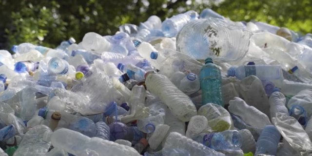일상에서 흔히 쓰이는 플라스틱 물병. 연간 수백 만t의 플라스틱이 바다로 흘러가는 것으로 알려져 있다.