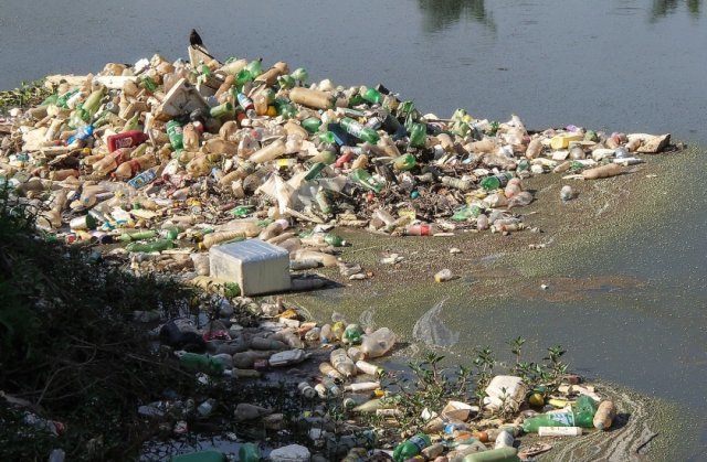 제대로 재활용되지 않고 수거되지 않은 플라스틱은 하수구와 하천을 거쳐 강으로, 바다로 흘러들어간다. 유엔환경총회(UNEA) 홈페이지