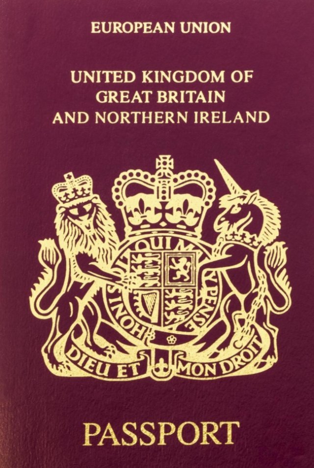 여권엔 국가의 휘장이 새겨져 있습니다. 영국 여권.