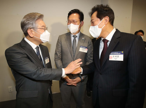 2021년 11월 23일 이재명 더불어민주당 대선 후보, 송영길 더불어민주당 대표, 오세훈 서울시장(왼쪽부터)이 서울 중구 동대문디자인플라자에서 열린 MBN 종편 10주년·개국 27주년 국민보고대회에 앞서 환담하고 있다. © News1