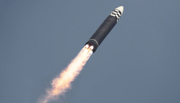 북한 신형 대륙간탄도미사일(ICBM) ‘화성-17형’. (평양 노동신문=뉴스1)