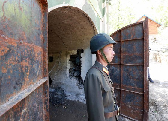 지난 2018년 5월24일 북한 핵무기연구소 관계자들이 함경북도 길주군 풍계리 핵실험장 폐쇄를 위한 폭파작업을 했다. 사진은 북한군이 풍계리 핵실험장 3번 갱도 입구에서 경계근무를 서고 있는 모습. 2018.5.25 사진공동취재단