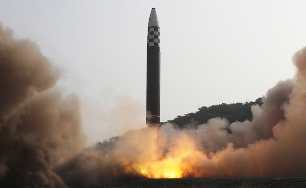 북한 노동당 기관지 노동신문은 지난 24일 신형 대륙간탄도미사일(ICBM) ‘화성-17형’ 시험발사가  진행됐다고 25일 보도했다. 평양 노동신문
