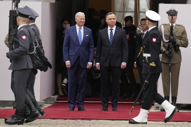 폴란드 대통령궁에서 의장대 사열 받는 바이든. 사진 AP 뉴시스