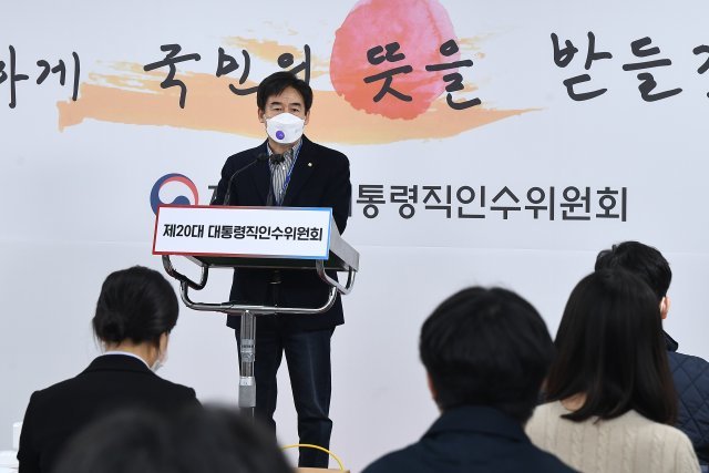 이용호 대통령직인수위원회 정무사법행정분과 간사가 27일 서울 종로구 인수위 기자회견장에서 브리핑을 하고 있다. 2022.3.27 인수위사진기자단