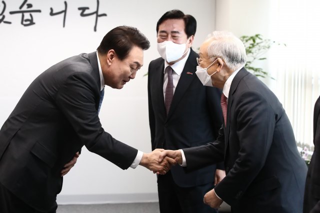 윤석열 대통령 당선인이 21일 서울 삼청동 대통령직인수위원회에서 열린 경제 6단체장과의 오찬 회동에서 손경식 경총 회장과 인사하고 있다. 2022.3.21 사진공동취재단