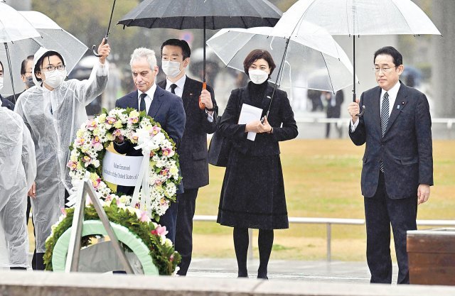 히로시마 찾은 기시다-美 대사 26일 기시다 후미오 일본 총리(오른쪽)와 함께 히로시마 평화기념공원을 방문한 람 
이매뉴얼 일본 주재 미국대사(왼쪽에서 두 번째)가 제2차 세계대전 당시 원자폭탄으로 숨진 사람들을 기리기 위해 헌화하고 있다. 
히로시마=AP 뉴시스