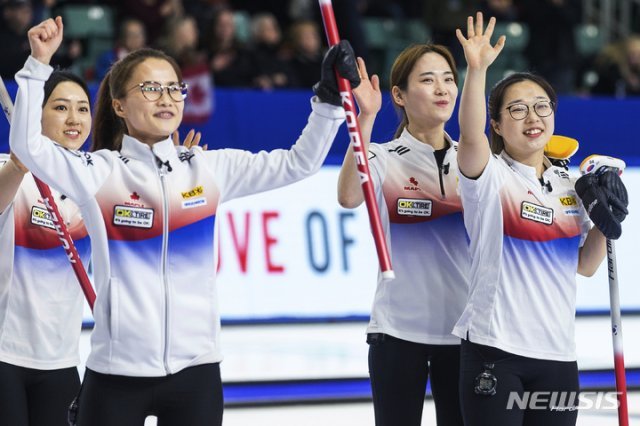 ‘팀킴’의 김은정,김선영,김초희,김경애가 26일(현지시간) 캐나다 브리티시 컬럼비아주 프린스 조지에서 
열린 2022 여자컬링 세계선수권대회 준결승 캐나다전 경기에서 승리를 거둔 후 기뻐하고 있다. ‘팀킴’은 캐나다의 팀 아이나슨에 
9대6으로 승리해 결승에 진출했다. 2022.03.27. 프린스조지=AP/뉴시스