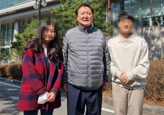 윤석열 대통령 당선인이 27일 오후 서울대에서 산책하다 후배들을 만나 함께 사진을 찍었다. 독자 제공