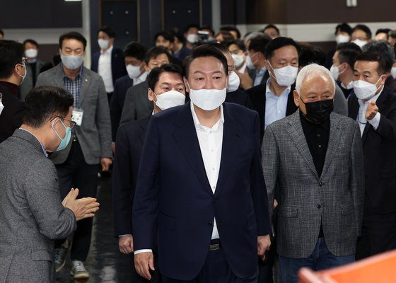 윤석열 대통령 당선인이 26일 오후 서울 마포구 서울창업허브 컨퍼런스홀에서 열린 제20대 대통령직인수위원회 워크샵에서 참석자들의 박수를 받으며 입장하고 있다. 2022.3.26/뉴스1 © News1