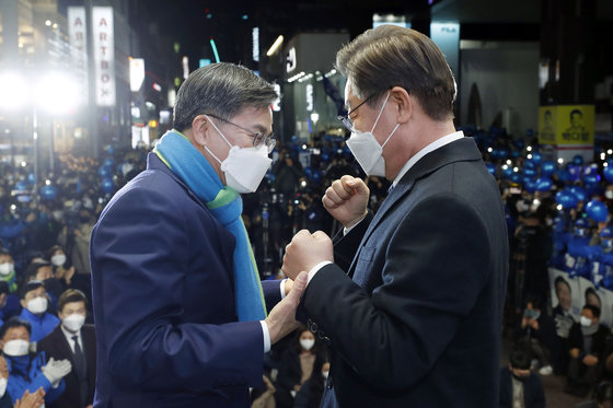 이재명 더불어민주당 대선 후보가 20대 대선을 이틀 앞둔 7일 저녁 청주 상당구 성안길에서 열린 ‘대한민국의 심장 충북, 이재명과 다시 뜁시다!’ 청주 유세에서 김동연 새로운물결 대표와 인사하고 있다.  2022.3.7/뉴스1 © News1