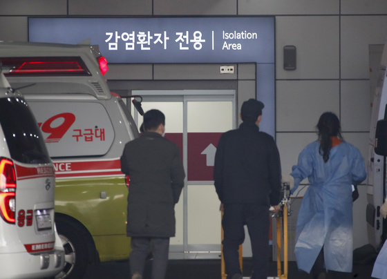 25일 오후 서울 중랑구 서울의료원에서 의료진들이 환자를 이송하고 있다. 2022.3.25/뉴스1 © News1