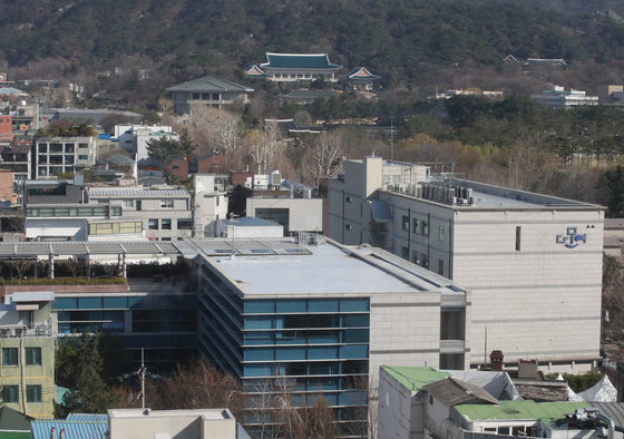 사진은 이날 청와대와 윤석열 당선인의 집무실이 있는 종로구 통의동 금융감독원 연수원(아래) 모습. 2022.3.28/뉴스1