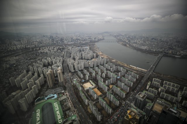 23일 오전 서울 송파구 롯데월드타워 전망대 서울스카이에서 바라본 서울 도심 아파트. 뉴시스