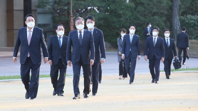 문재인 대통령과 윤석열 대통령 당선인이 대선 19일 만인 28일  오후 청와대 상춘재 에서 만찬을 겸한 회동을 위해 나란히 들어오고 있다. 사진공동취재단