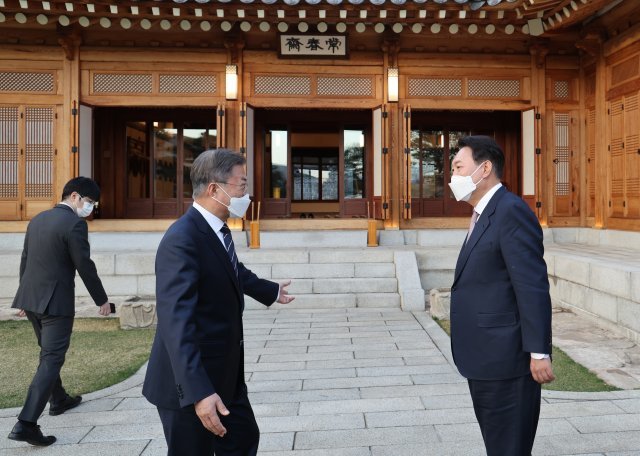 문재인 대통령과 윤석열 대통령 당선인이 28일 오후 청와대 상춘재에서 만찬 회동에 앞서 대화를 나눈 뒤 안으로 이동하고 있다. [서울=뉴시스]