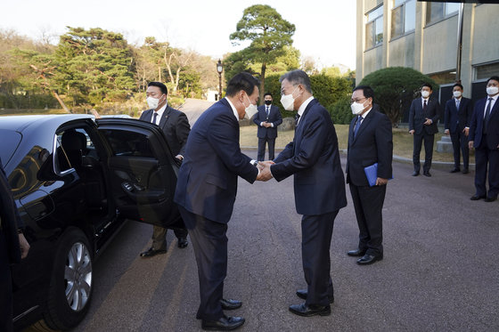 문재인 대통령이 28일 오후 만찬 회동을 위해 청와대에 도착한 윤석열 대통령 당선인과 악수하고 있다.(청와대 제공)2022.3.28/뉴스1 © News1