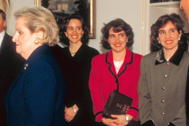 1997년 미 국무장관 선서식 때 올브라이트 장관(왼쪽)과 함께 참석했던 세 명의 딸. 현재 판사, 변호사, 자선단체 경영자 등으로 활동하고 있다. 더타임스