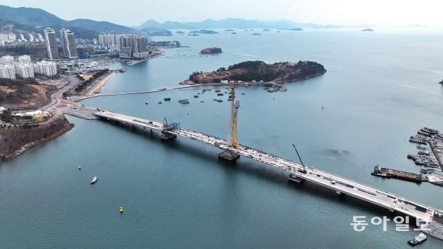 23일 전남 여수시 시전동 망마산에서 바라본 웅천∼소호 해상교량. 이 교량은 탁 트인 바다 가막만을 배경으로 지어지고 있다. 여수는 2028년까지 해상교량 17개, 해저터널 1개로 연결된 육지가 돼 한국의 대표 미항으로 발돋움하게 된다. 박영철 기자 skyblue@donga.com