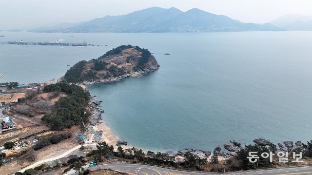 23일 전남 여수시 신덕동 신덕해수욕장 해안. 이곳에는 여수와 경남 남해를 잇는 해저터널이 들어설 예정이다. 박영철 기자 skyblue@donga.com