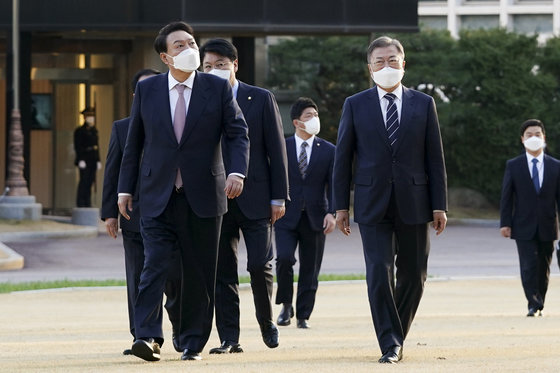 문재인 대통령과 윤석열 대통령 당선인이 28일 오후 만찬 회동을 위해 청와대 상춘재로 향하고 있다.(청와대 제공)2022.3.28/뉴스1 © News1