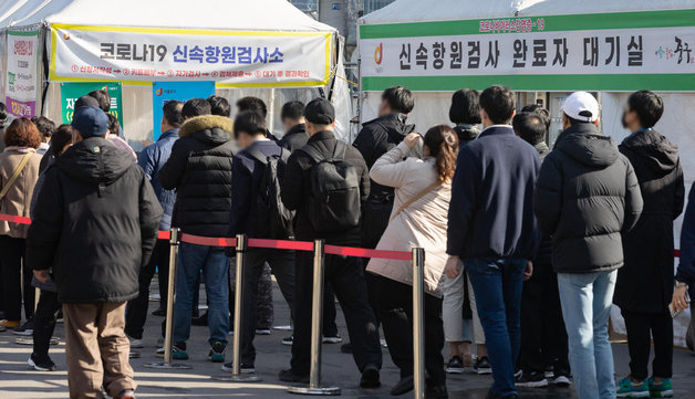 28일 오전 서울 중구 서울역광장에 마련된 선별진료소를 찾은 시민들이 검사를 받기 위해 줄을 서 있다. 2022.3.28/뉴스1