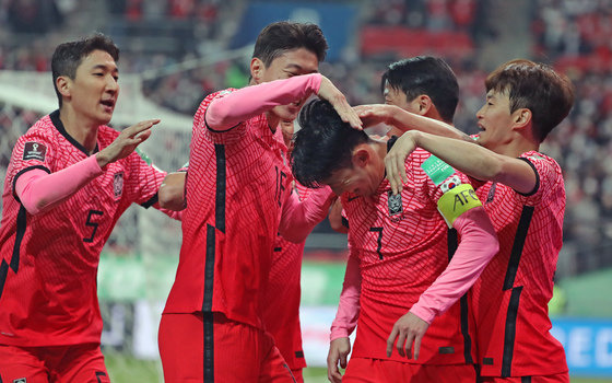 손흥민이 24일 오후 서울 마포구 서울월드컵경기장에서 열린 2022 국제축구연맹(FIFA) 카타르 월드컵 아시아 최종예선 9차전 대한민국과 이란의 경기 전반전 선제골을 넣은 뒤 동료들과 세리머니를 하고 있다. 2022.3.24/뉴스1