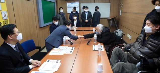 인수위 사회문화복지분과 임이자 간사와 김도식 인수위원이 29일 오전 경복궁역 서울교통공사 경복궁영업사업소 회의실에서 장애인차별철폐연대 회원들과 인사를 나누고 있다. 뉴시스