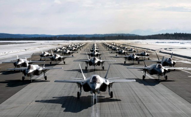 미국 공군이 25일(현지시간) 알래스카 앨리슨 공군기지에서 F-35A 스텔스전투기 42대를 동원해 ‘엘리펀트 워크’ 훈련을 실시하고 있다. 미 공군 홈페이지