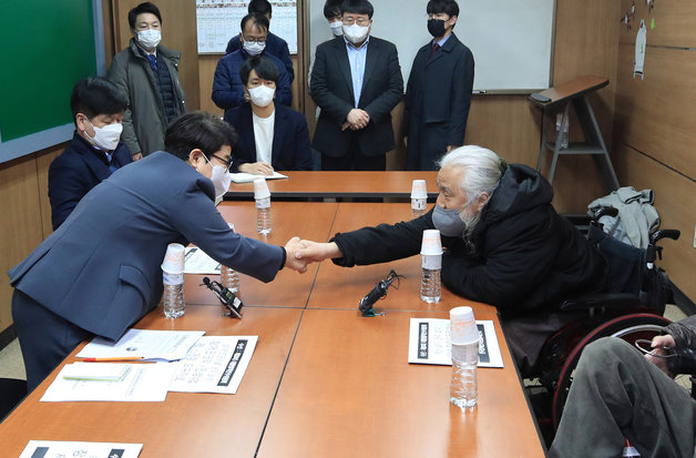 인수위 사회문화복지분과 임이자 간사가 29일 오전 서울 지하철 3호선 경복궁역 내 서울교통공사 경복궁영업사업소 회의실에서 장애인차별철폐연대 박경석 공동대표를 만나 악수하고 있다. 2022.3.29 사진공동취재단