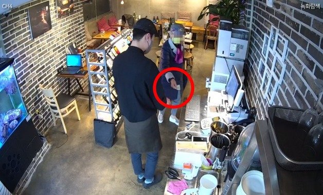 자영업자 A씨에게 1만원을 쥐여주는 할머니 손님. (온라인 커뮤니티 갈무리) © 뉴스1