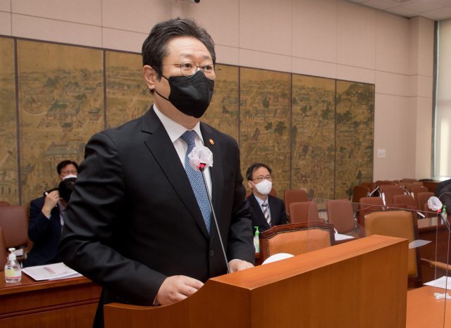 황희 문화체육관광부 장관이 29일 오전 서울 여의도 국회에서 열린 문화체육관광위원회 전체회의에서 업무보고를 하고 있다. 뉴스1