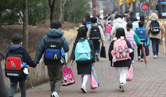 경기 화성시의 한 초등학교 앞에서 아이들이 등교를 하고 있다. /뉴스1 © News1