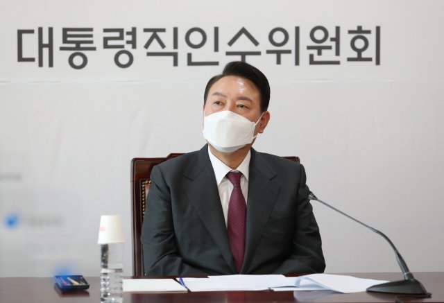 윤석열 대통령 당선인이 29일 서울 통의동 인수위원회에서 대통령직인수위원회 2차 간사단회의에 참석, 위원들의 모두발언을 경청하고 있다. 인수위사진기자단