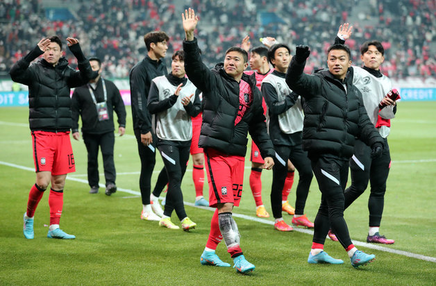 24일 오후 서울 마포구 서울월드컵경기장에서 열린 2022 국제축구연맹(FIFA) 카타르 월드컵 아시아 최종예선 9차전 대한민국과 이란과의 경기, 2대0 승리를 거둔 대한민국 선수들이 미소를 지으며 팬들에게 인사를 하고 있다. 2022.3.24/뉴스1 © News1